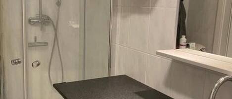 Departamento | Baño | Tina profunda, secadora de cabello, toallas