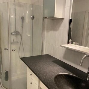 Apartment | Badezimmer | Komfortbadewanne, Haartrockner, Handtücher