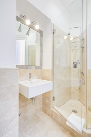 Een douche, handdoeken