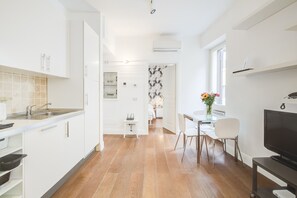 Kylskåp, mikrovågsugn, ugn och spishäll