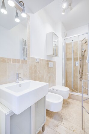 Bruser, hårtørrer, bidet, håndklæder