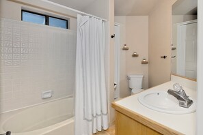 Combined shower/bathtub, jetted bath, hair dryer, towels