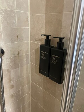 Dusche, Haartrockner, Bidet, Handtücher