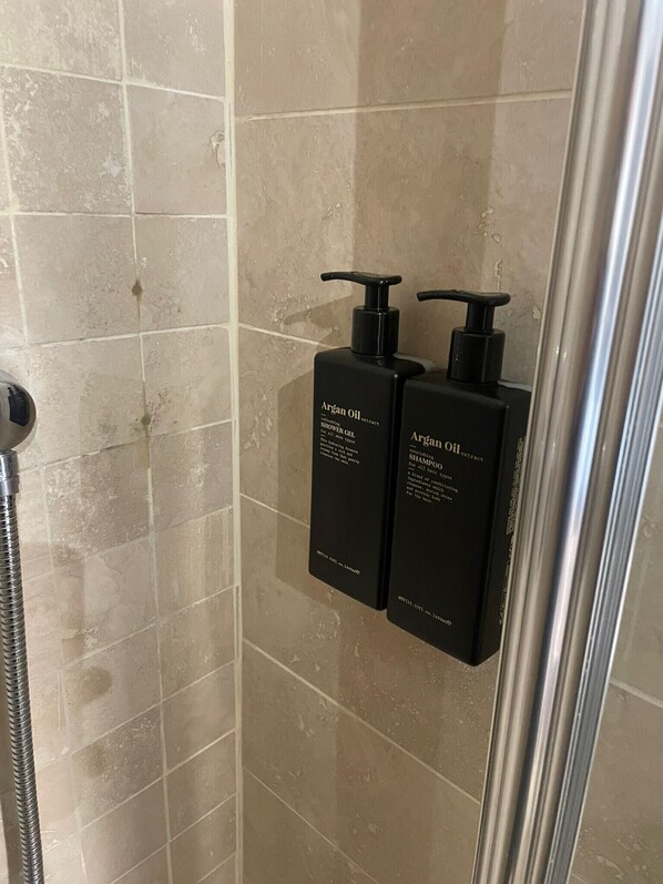 Shower, hair dryer, bidet, towels - Gonfalone Residence Alice (Roma)