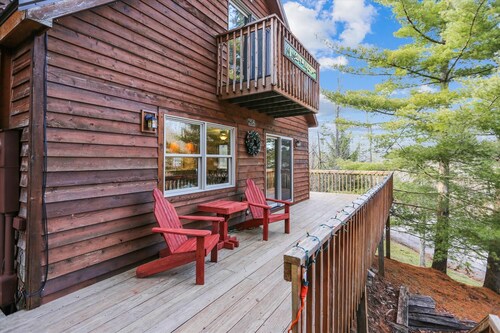 Recently rejuvenated Timberline ski area home. Welcome to Still of the Night!
