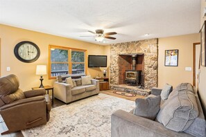 Télévision, cheminée, lecteur de DVD, baby-foot