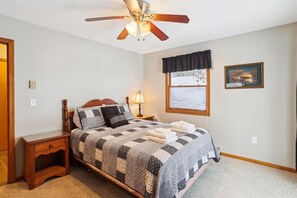 4 bedrooms, iron/ironing board, WiFi, bed sheets