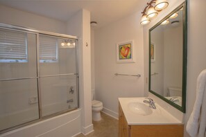 Combined shower/bathtub, towels