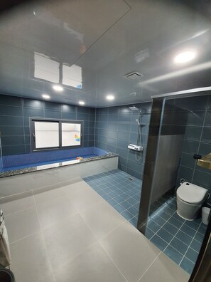 Familien-Penthouse | Badezimmer | Badewanne und Dusche (separat), Haartrockner, Handtücher, Seife