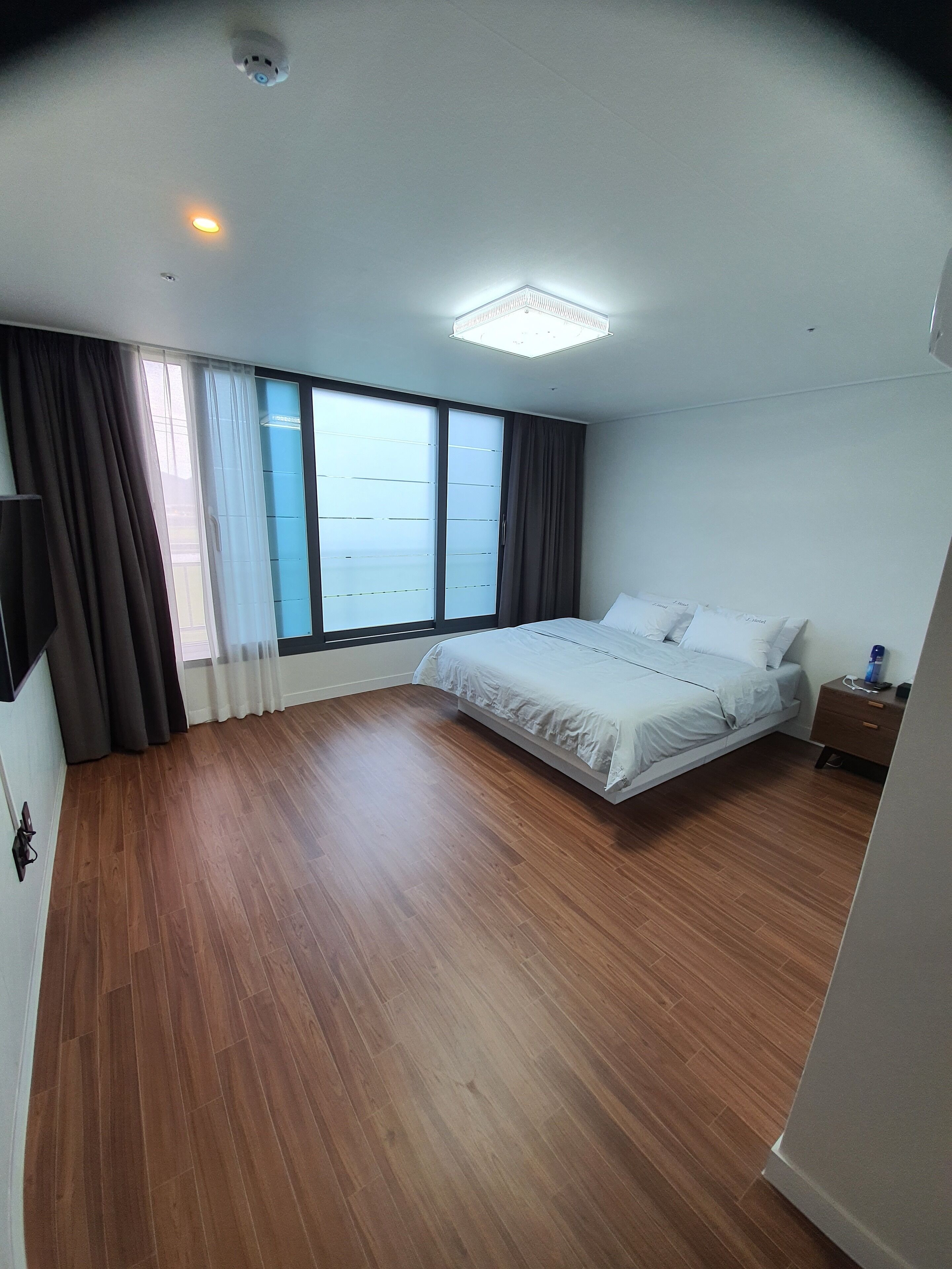 Muebles diferentes, wifi gratis y ropa de cama 