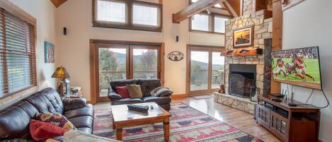 Een televisie, een open haard, videogames en een dvd-speler