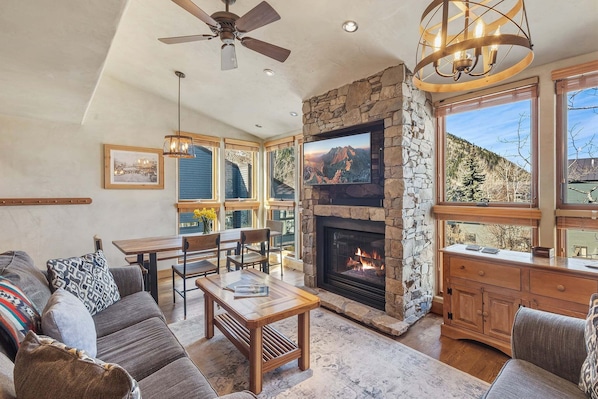 Smart TV, fireplace
