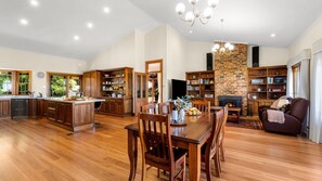 Dining - TIVERTON- TRANQUIL MOUNTAINS ACCOMMODATION IN A GARDEN SETTING - SPECIALS ON NOW ! (Kurrajong Heights)