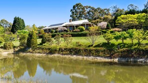 Exterior - TIVERTON- TRANQUIL MOUNTAINS ACCOMMODATION IN A GARDEN SETTING - SPECIALS ON NOW ! (Kurrajong Heights)