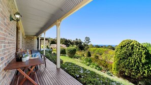 Outdoor dining - TIVERTON- TRANQUIL MOUNTAINS ACCOMMODATION IN A GARDEN SETTING - SPECIALS ON NOW ! (Kurrajong Heights)
