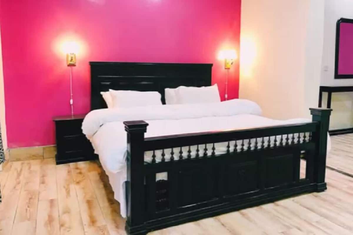 Free WiFi, bed sheets