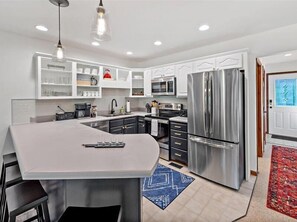 Refrigerador, microondas, horno, placa de cocina