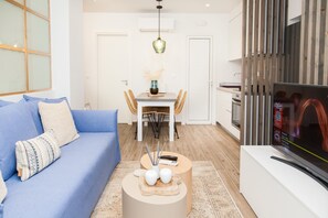 32-inch Smart TV with digital channels, TV - Full renovated adorable apt in Athens (Athens)