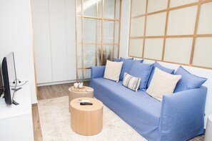 32-inch Smart TV with digital channels, TV - Full renovated adorable apt in Athens (Athens)