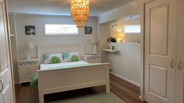 5 bedrooms, desk, iron/ironing board, travel crib