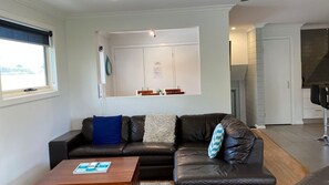 Lobby - Melandy & the Little Gem (Inverloch)