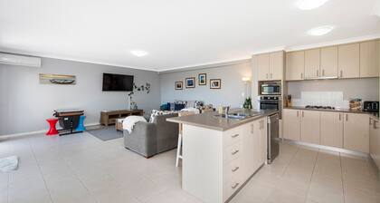 4Shore with Wifi- 4 Shore with Wifi is the ideal getaway holiday property for anyone and everyone!