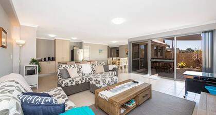 4Shore with Wifi- 4 Shore with Wifi is the ideal getaway holiday property for anyone and everyone!