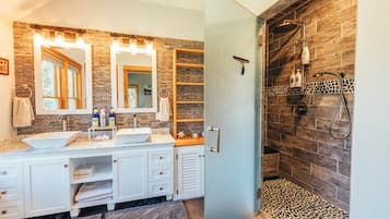 Combined shower/bathtub, jetted bath, hair dryer, towels