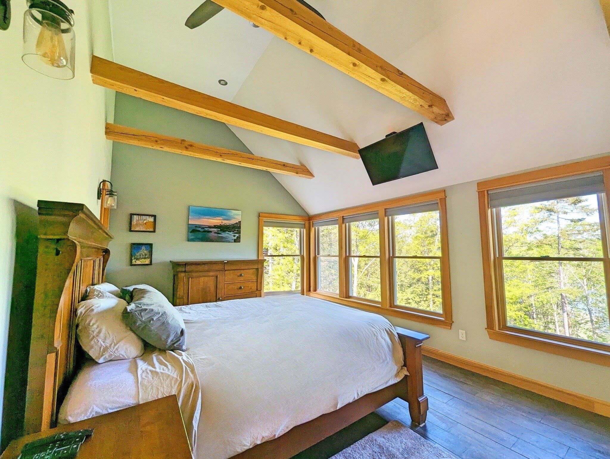 4 bedrooms, desk, iron/ironing board, travel crib