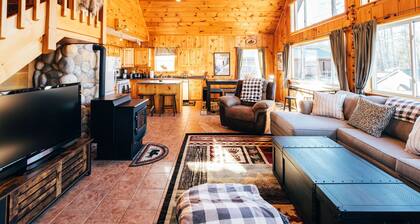 Chalet with new Hot Tub, 3 min to Sunday River ski lifts!