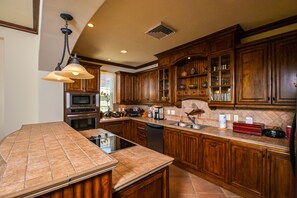 Fridge, microwave, oven, stovetop - Montebello 2C 3 bdr Ocean View in Los Suenos (Playa Herradura)