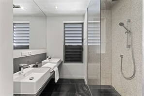 Douche, sèche-cheveux, serviettes fournies, savon
