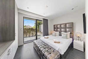 4 bedrooms, iron/ironing board, WiFi, bed sheets