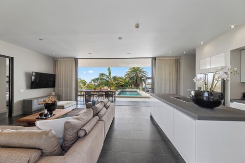 Luxury design villa with private pool & gym within walking distance to Jan Thiel Beach!