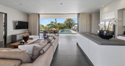 Luxury design villa with private pool & gym within walking distance to Jan Thiel Beach!