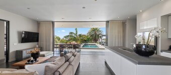 Luxury design villa with private pool & gym within walking distance to Jan Thiel Beach!