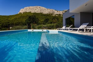 A heated pool - Spacious Villa Elia with 9m x 4,5m pool with hydromassage, table tennis, fully airconditioned, free WiFi (Solin)
