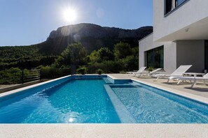 A heated pool - Spacious Villa Elia with 9m x 4,5m pool with hydromassage, table tennis, fully airconditioned, free WiFi (Solin)