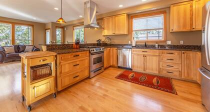 River Watch Getaway 3 Bedroom Townhouse by RedAwning