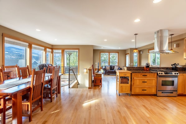 House, 3 Bedrooms | Private kitchen | Fridge, oven, coffee/tea maker