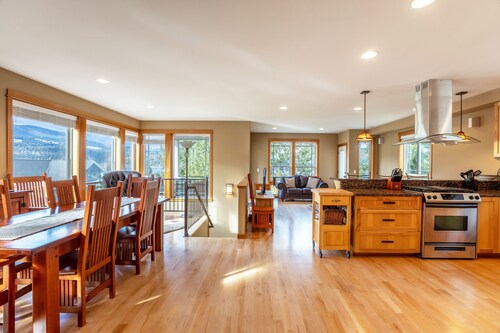 River Watch Getaway 3 Bedroom Townhouse by RedAwning