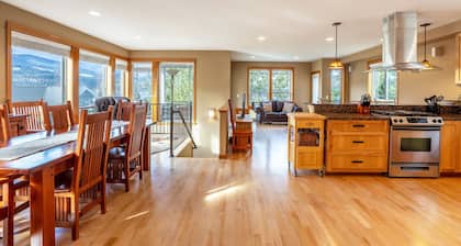 River Watch Getaway 3 Bedroom Townhouse by RedAwning