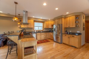 House, 3 Bedrooms | Private kitchen | Fridge, oven, coffee/tea maker