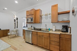 House, 1 Bedroom | Dapur peribadi | Peti sejuk, ketuhar gelombang mikro, pembancuh kopi/teh, pembakar roti