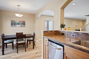 専用キッチン | 冷蔵庫、オーブン、コーヒー / ティーメーカー、トースター