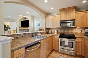 House, 3 Bedrooms | Private kitchen | Fridge, oven, coffee/tea maker, toaster