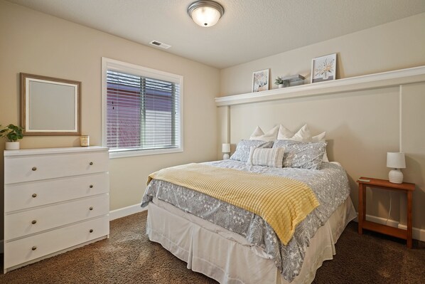 House, 3 Bedrooms | 3 bedrooms, free WiFi - Ellie 30 Days Minimum 3 Bedroom Home by RedAwning (Bend)