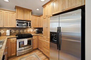 House, 3 Bedrooms | Private kitchen | Fridge, oven, coffee/tea maker, toaster - Ellie 30 Days Minimum 3 Bedroom Home by RedAwning (Bend)