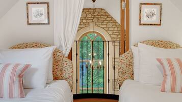 3 chambres, bureau, fer et planche à repasser, lit parapluie