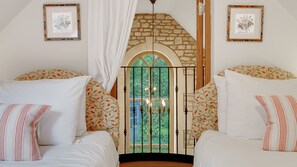 3 chambres, bureau, fer et planche à repasser, lit parapluie